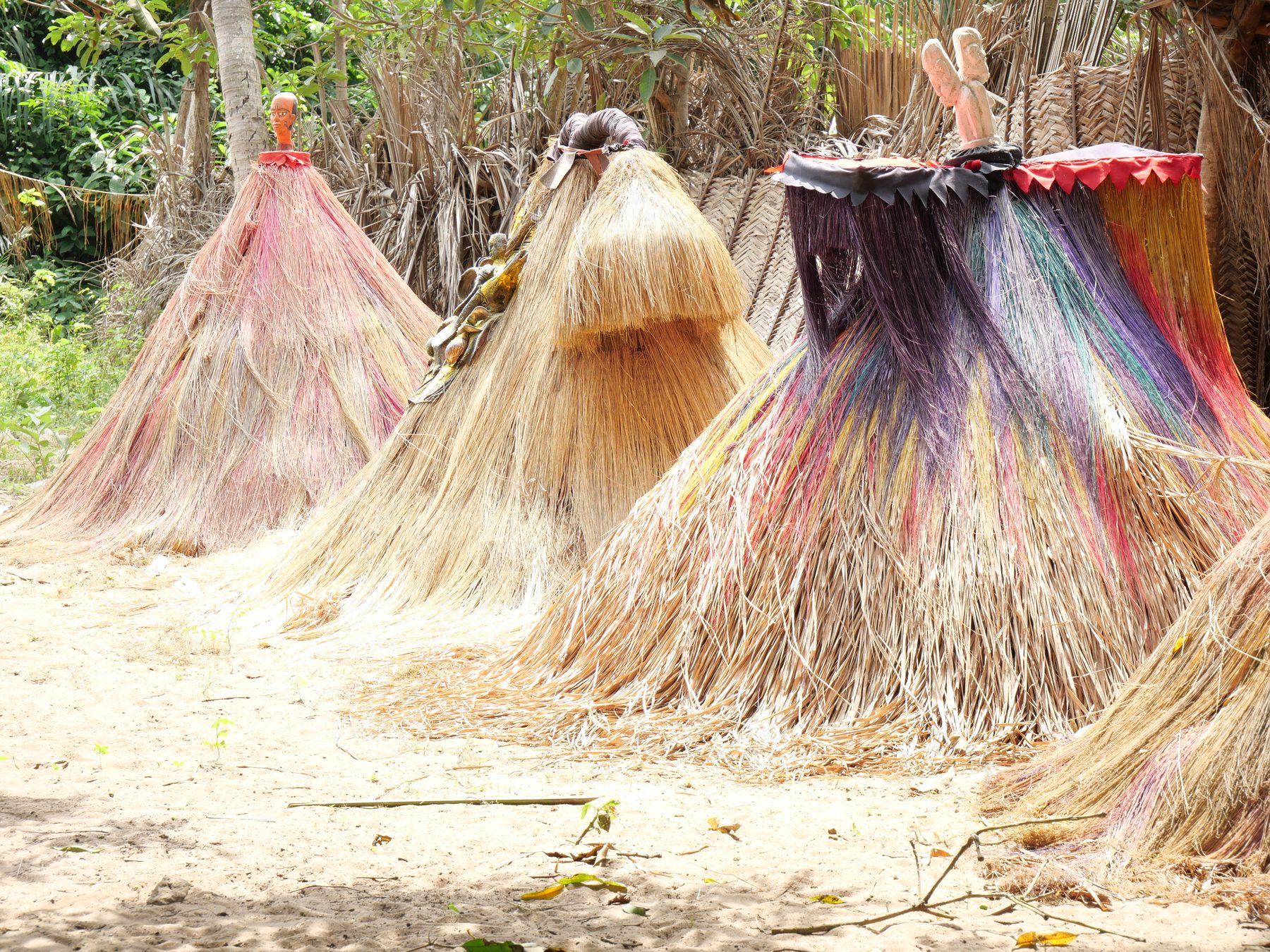 Masques Zangbeto colorés lors d'une cérémonie vodun