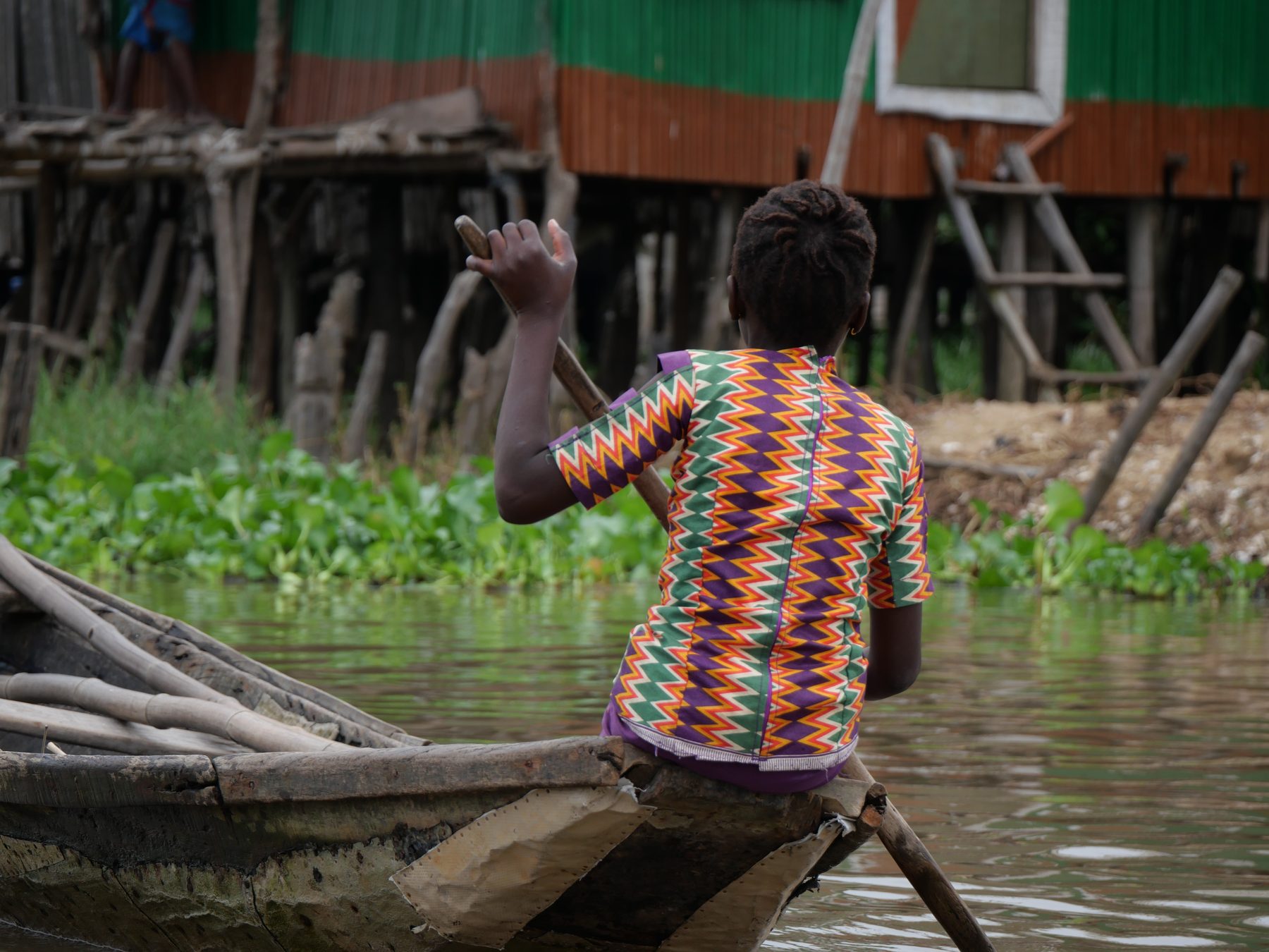 Enfant sur une pirogue à Ganvié, village sur pilotis
