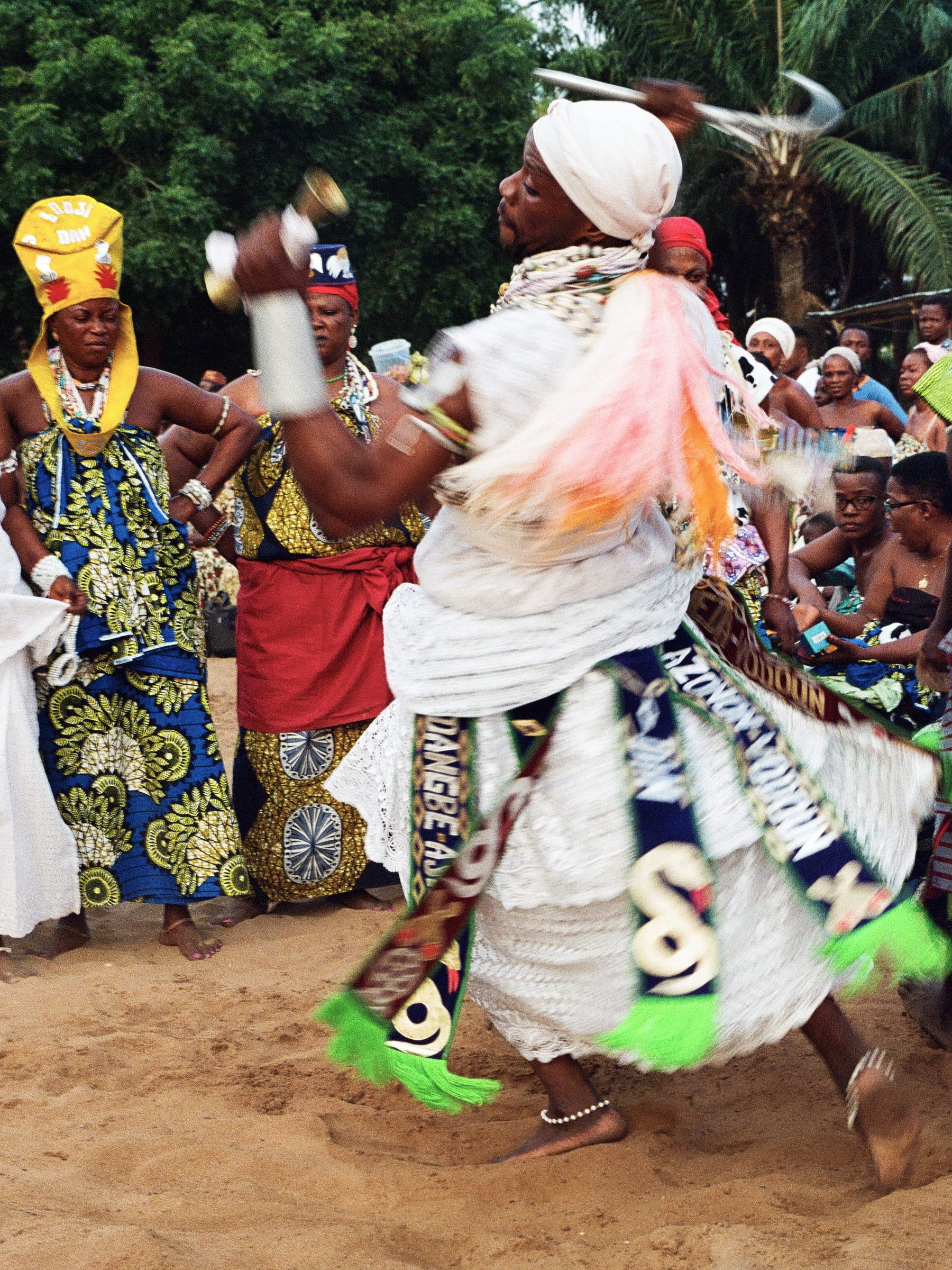 Danseuse en tenue traditionnelle blanche